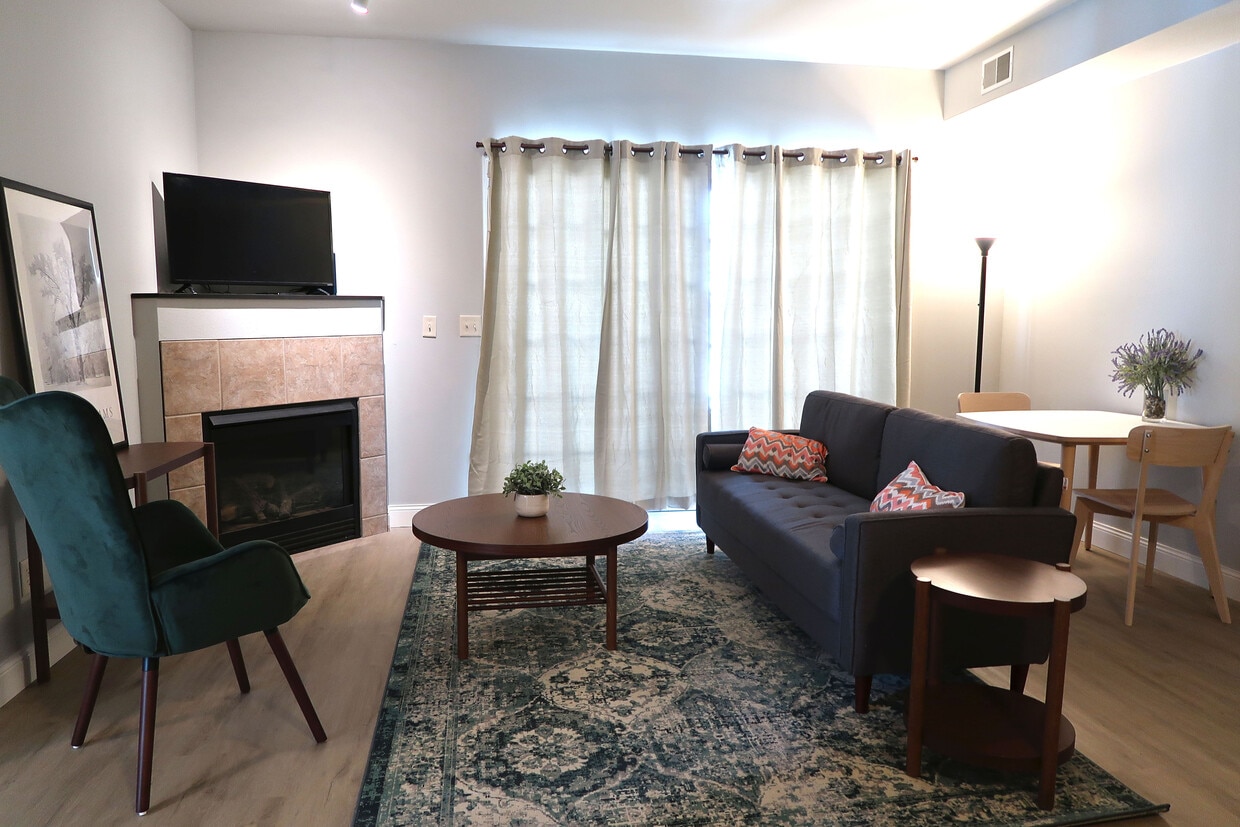 Living room - 461 N 1st Ave (Iowa City, IA)
