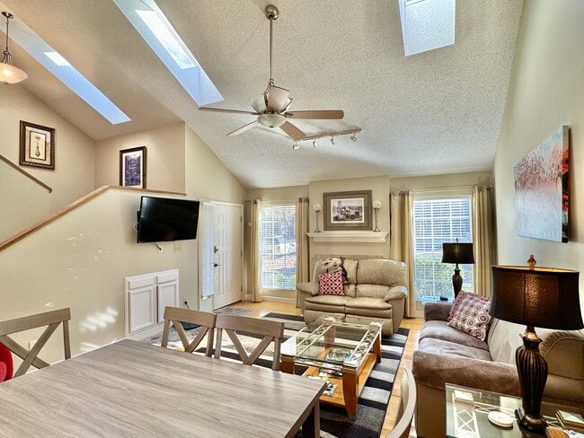 Photo - 308 Chota View Pl