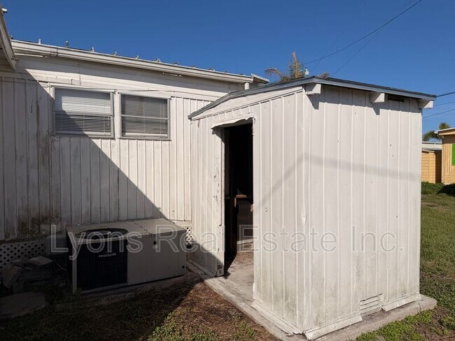 Photo - 121 Coachlight Ln