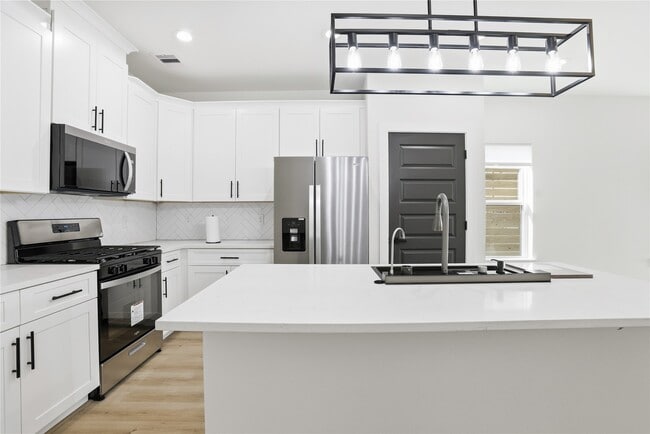 Building Photo - 712 Delano St Unit A