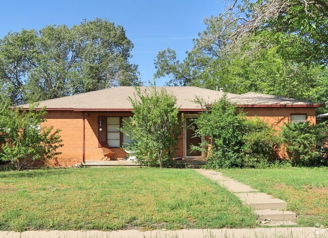 Building Photo - Stunning 3 Bedroom Home Located in the Med...