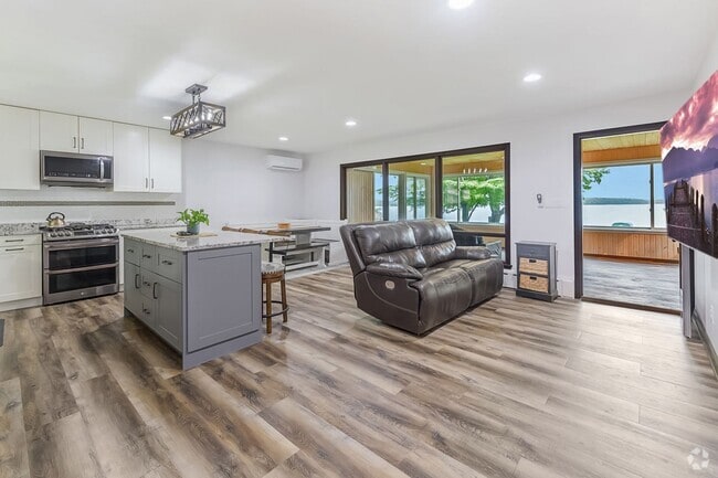 Building Photo - Rare green lake lake home for long term re...