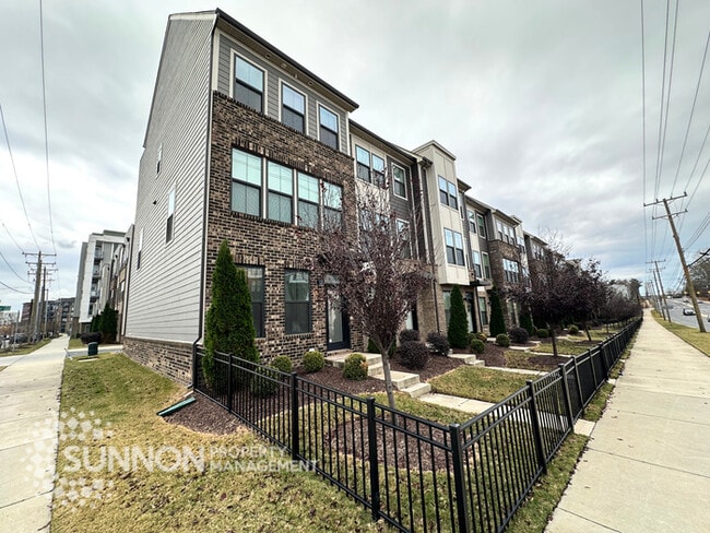 3BR Townhome with Rooftop Deck in LoSo - 3BR Townhome with Rooftop Deck in LoSo