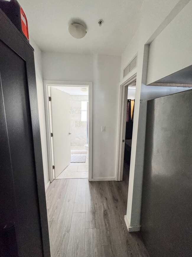 Building Photo - 810 7th St Unit 106