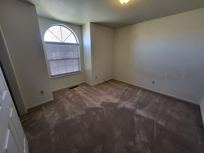 Photo - Pets Welcome! Lovely Corner House- 301 Cor...