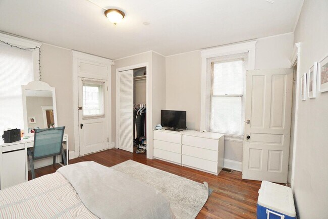 Photo - 5 Bedroom/ 2 Bathroom on Fairview Mins. from UC Campus Only $695/pp ($3475/mo)!