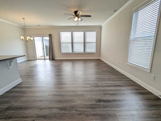 Photo - 2 Planters Pl