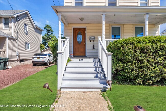 Photo - 325 Roosevelt Ave