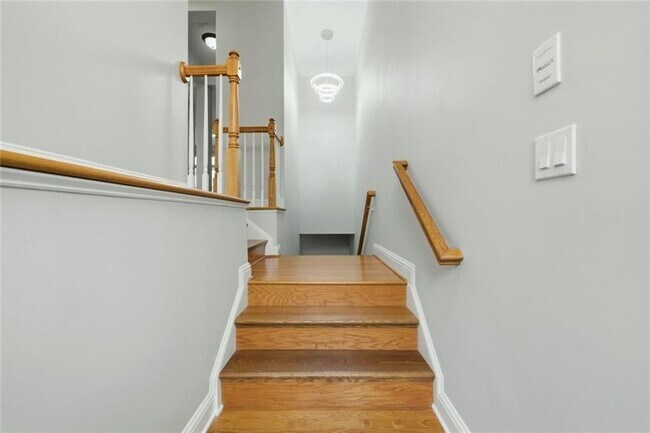 Photo - 319 Creekbank Way SE