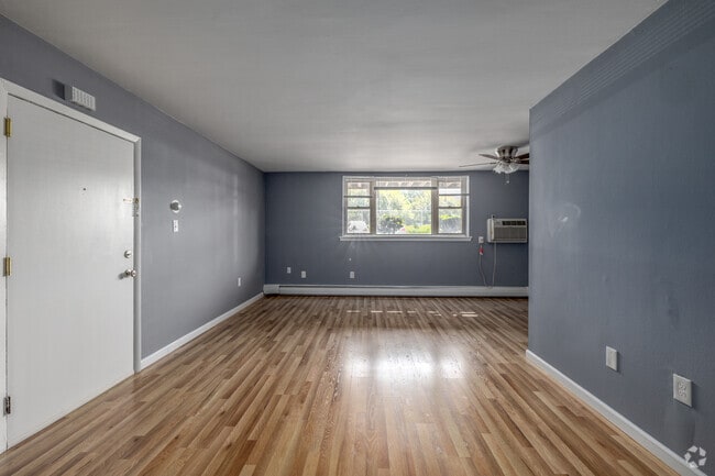2BD, 2BA - 900 SF