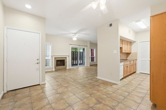 Photo - 2025 Augusta Dr Unit Apt 605