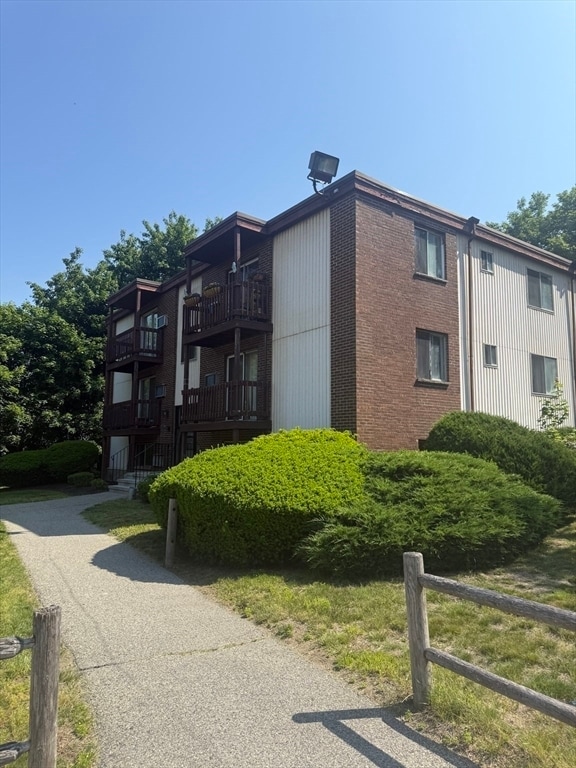 Building Photo - 707 Bedford St Unit 3