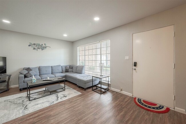 Photo - 2121 Fountain View Dr