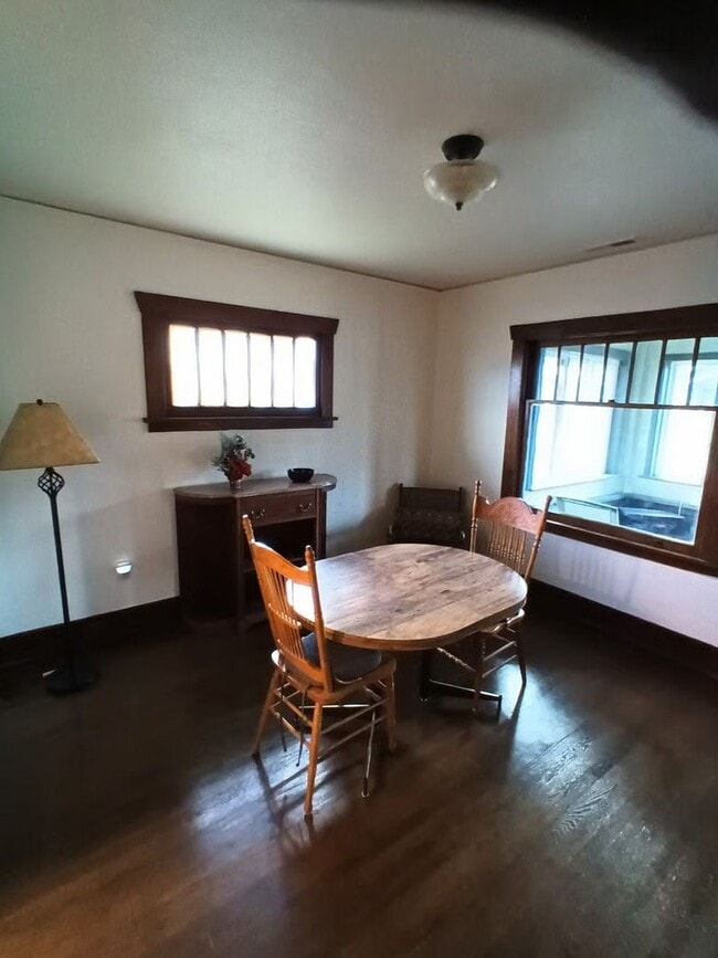 Photo - Fully furnished will all utilities included! 2 bed/1 bath, washer & dryer, central location! Shor...