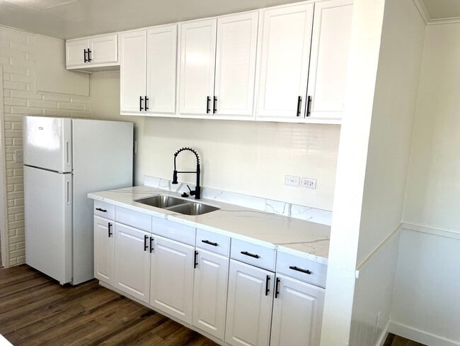 Building Photo - 397 N 15th St Unit Main House