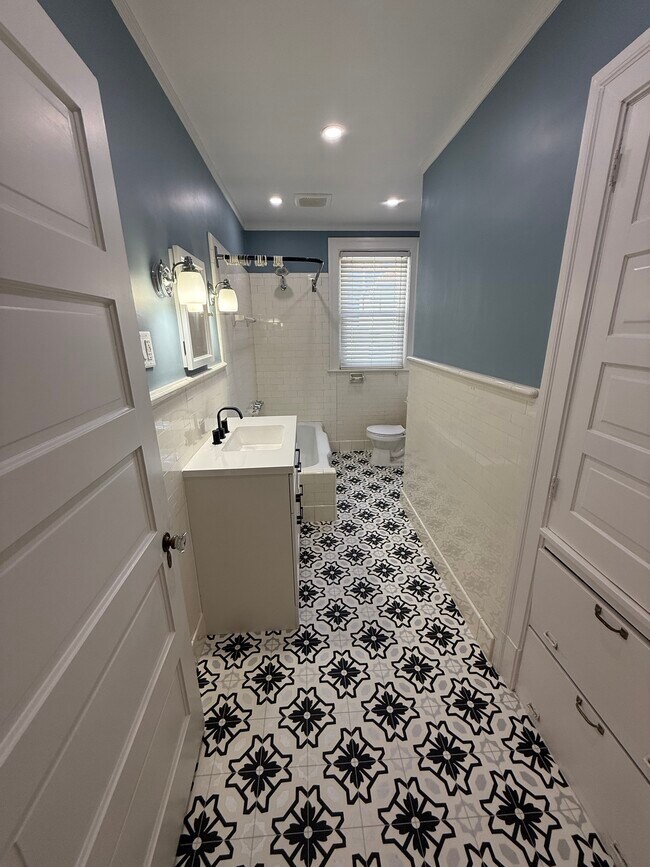 Bathroom - 10 Rockledge Rd Unidad A