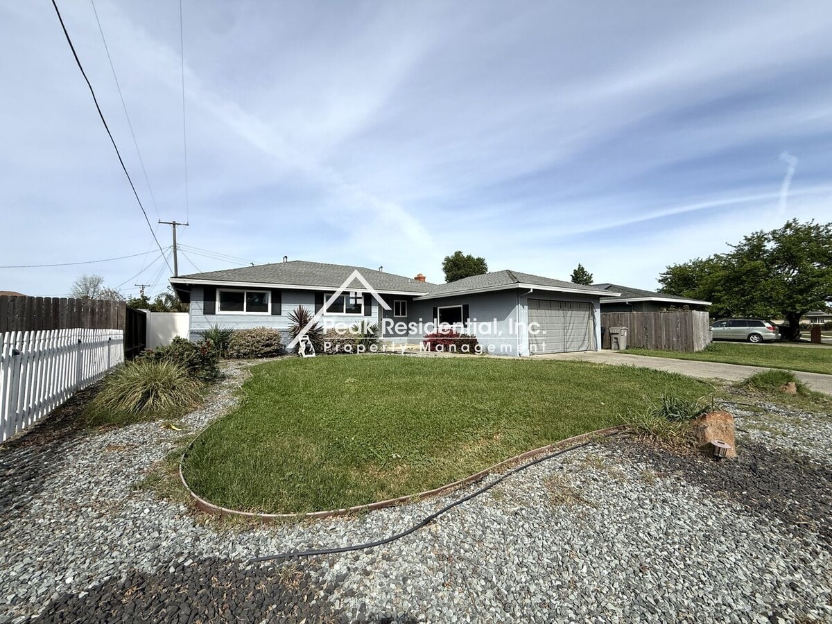 Photo - A Charming 3bd/2ba Sacramento House with Fenced Backyard