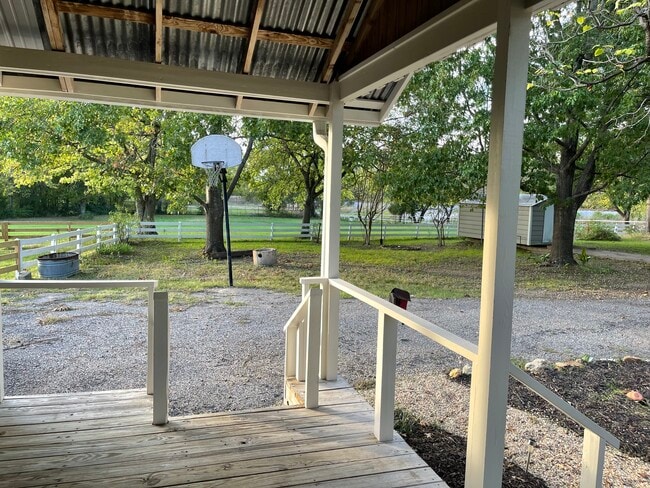 Photo - 600 SE Front St