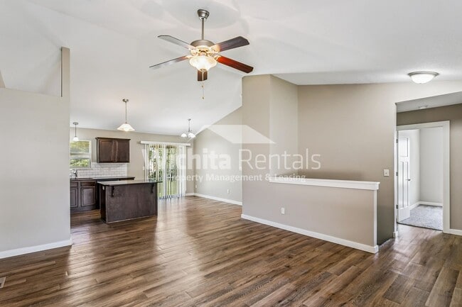 Photo - Large 4 bedroom 3 bathroom duplex
