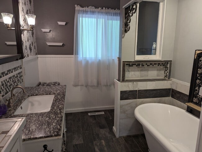 Photo - Luxurious 4 bedroom 2 bath house with river view - pet-friendly!