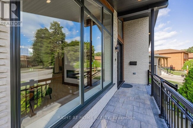 Photo - 690 Hillman Crescent