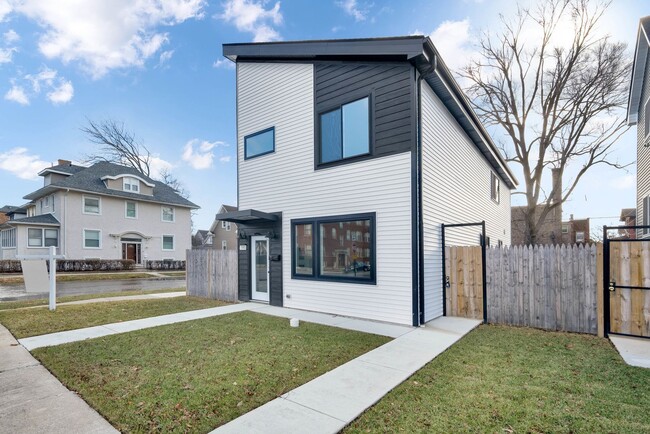 Building Photo - 5901 W Erie St