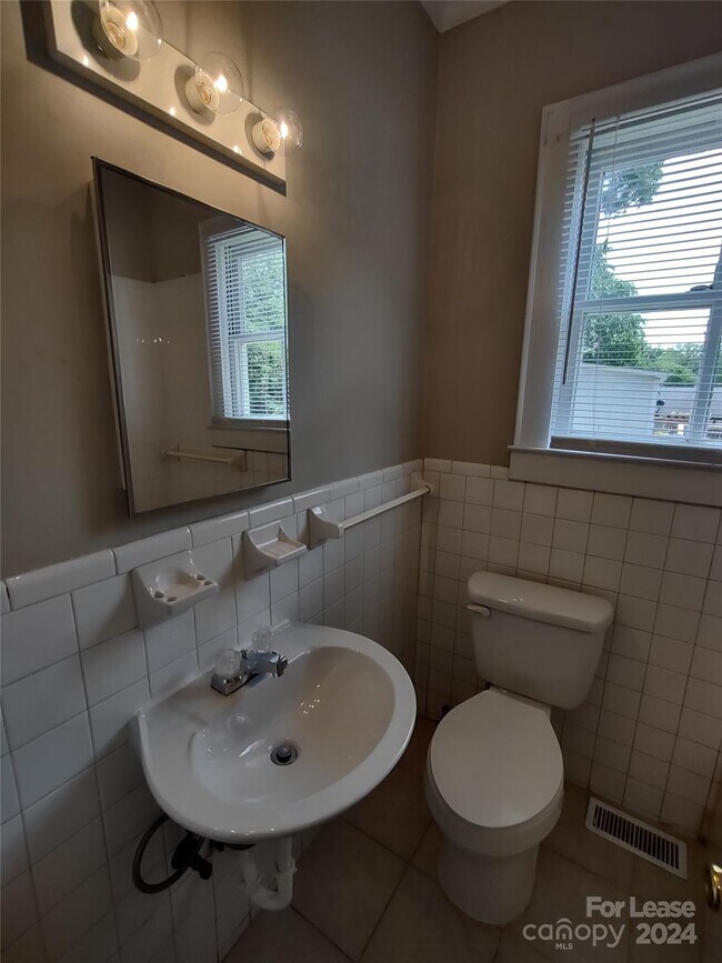 Photo - 476 Spring St SW