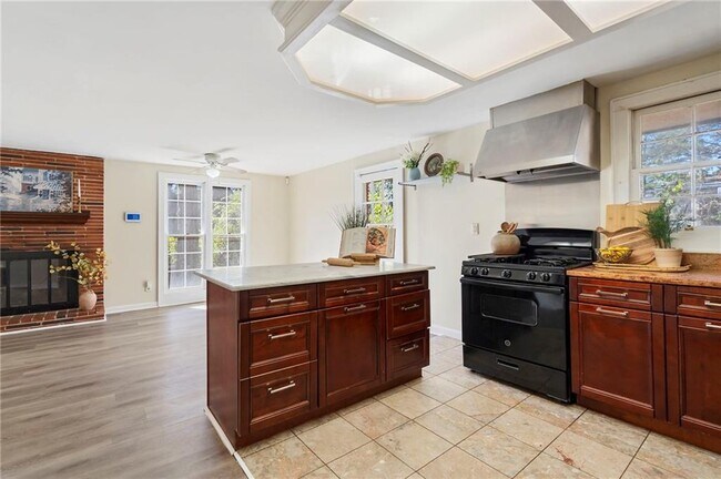 Photo - 2451 Warwick Cir NE