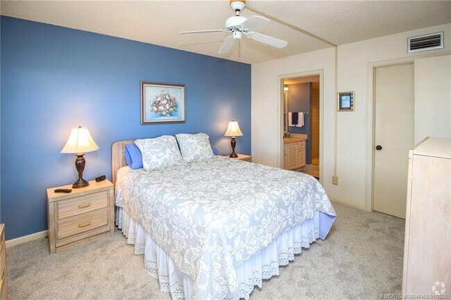 Building Photo - 4540 NE Sandpebble Trce Unit 302 Rental