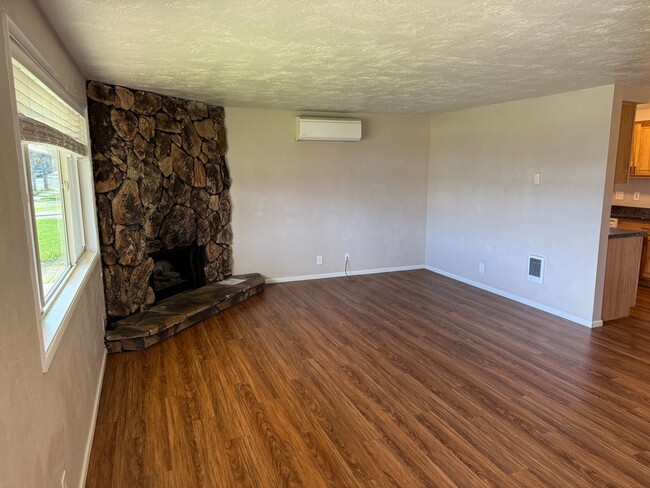 Photo - Updated 2 bed 1 bath duplex in Springfield!