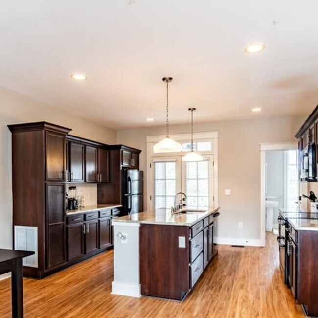 Building Photo - 1909 Convent Pl Unit C