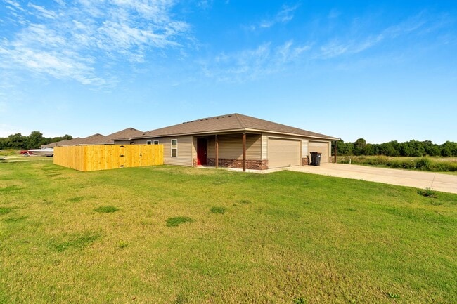 Photo - 3-bedroom 2 bath Duplex in Lincoln!! Newly Fenced Yard!