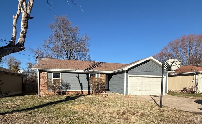 Building Photo - 3 bedroom/2 bathroom/2 car garage Rental