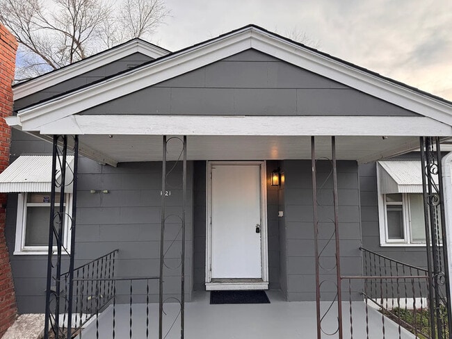 Building Photo - Single family home for rent 2 bed 1 bath detached garage