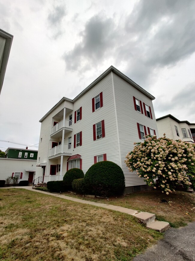 Building Photo - 578 Dubuque St Unit 3 Rental