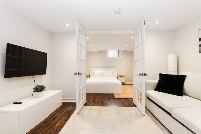 Building Photo - 8643 R. Saint-Denis Unit SI ID1520405P