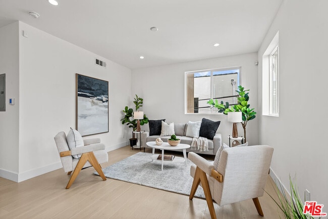 Photo - 3626 E 1st St Unidad B