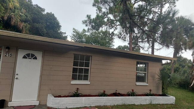 Building Photo - 216 Maria St