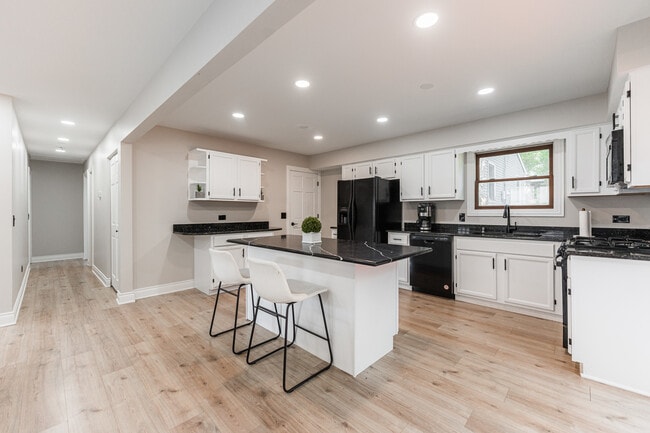 813 Rand Rd Unit 1