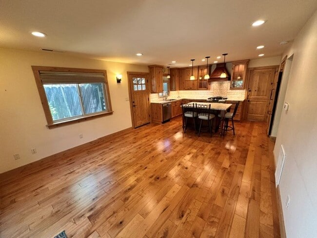 Building Photo - Lovely 1bd duplex style unit w/ carport and pet friendly negotiable!