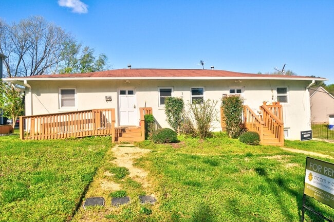 Building Photo - Cute 2 bedroom - Close to Downtown Carrboro and UNC!