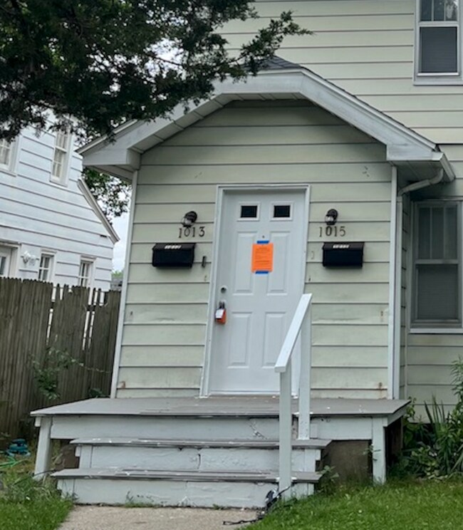 Upper Duplex large rooms and 3 season porch Rental House Rental in