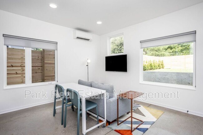 Photo - 323 S East St