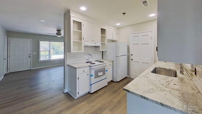 Building Photo - 3 bed / 1.5 bath ~ West Ashley Area, Move-... Rental