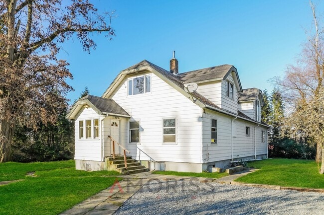 Building Photo - Spacious, clean, updated home ready now!