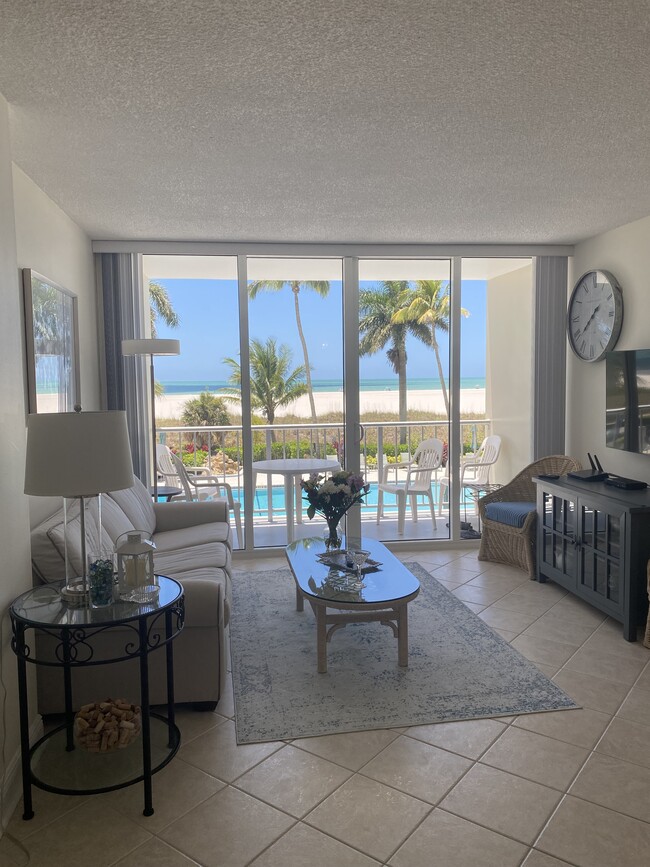 living room - 140 Seaview Ct Unit Admiralty House 201 S