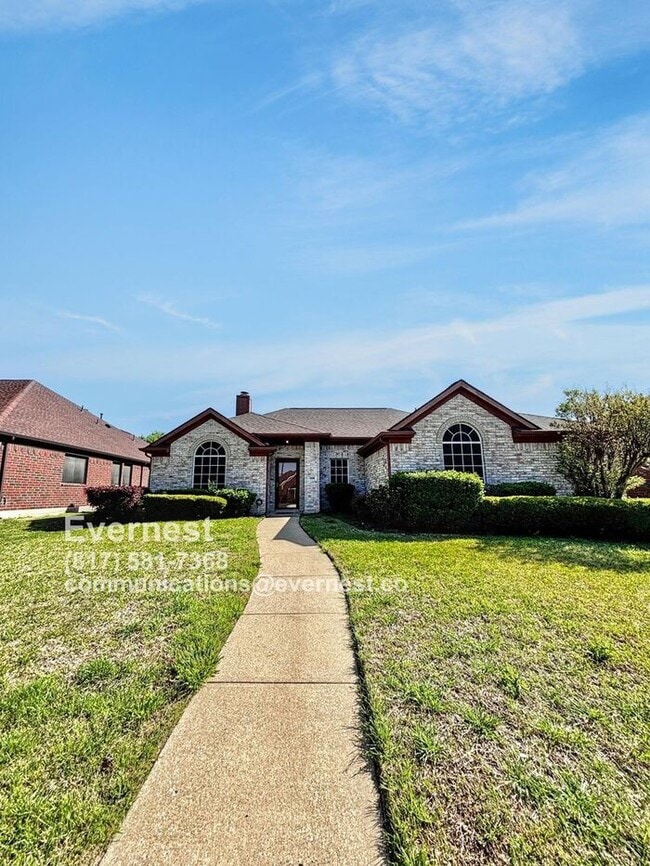 Spacious 3-Bedroom Home with Fenced Yard a... - Spacious 3-Bedroom Home with Fenced Yard a...
