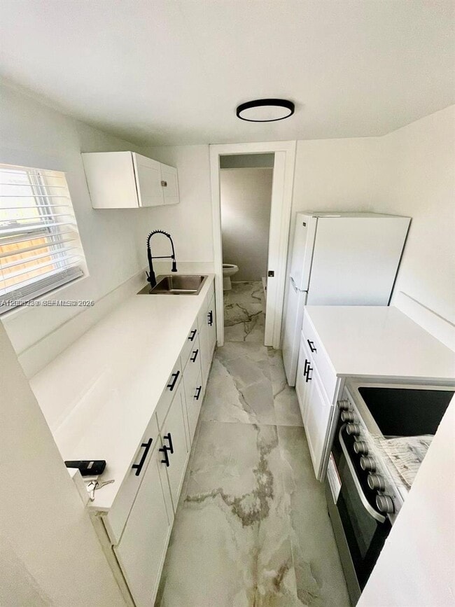 Building Photo - 1649 NE 8th Ave Unit 1