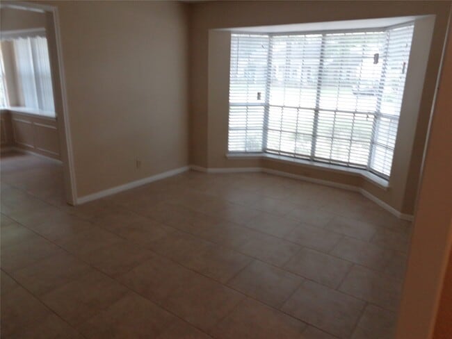 2735 Manila Ln