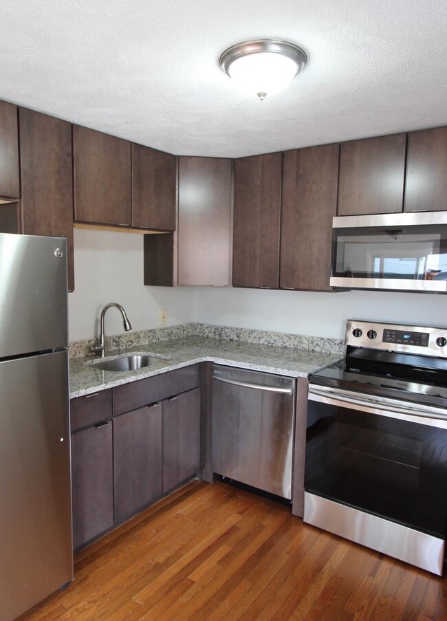 Building Photo - Beach Street Apartments Unit 2R